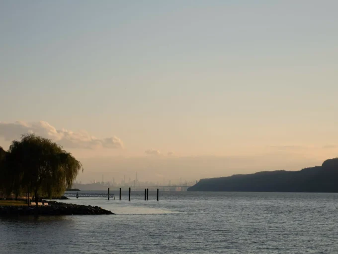 The Hudson Valley is one of the most beautiful vacation destinations in America. Just a short drive or train ride north of New York City is a region home to quaint small towns, scenic hiking trails with breathtaking views of the Hudson River and Catskill Mountains, and a number of cultural and historical attractions.