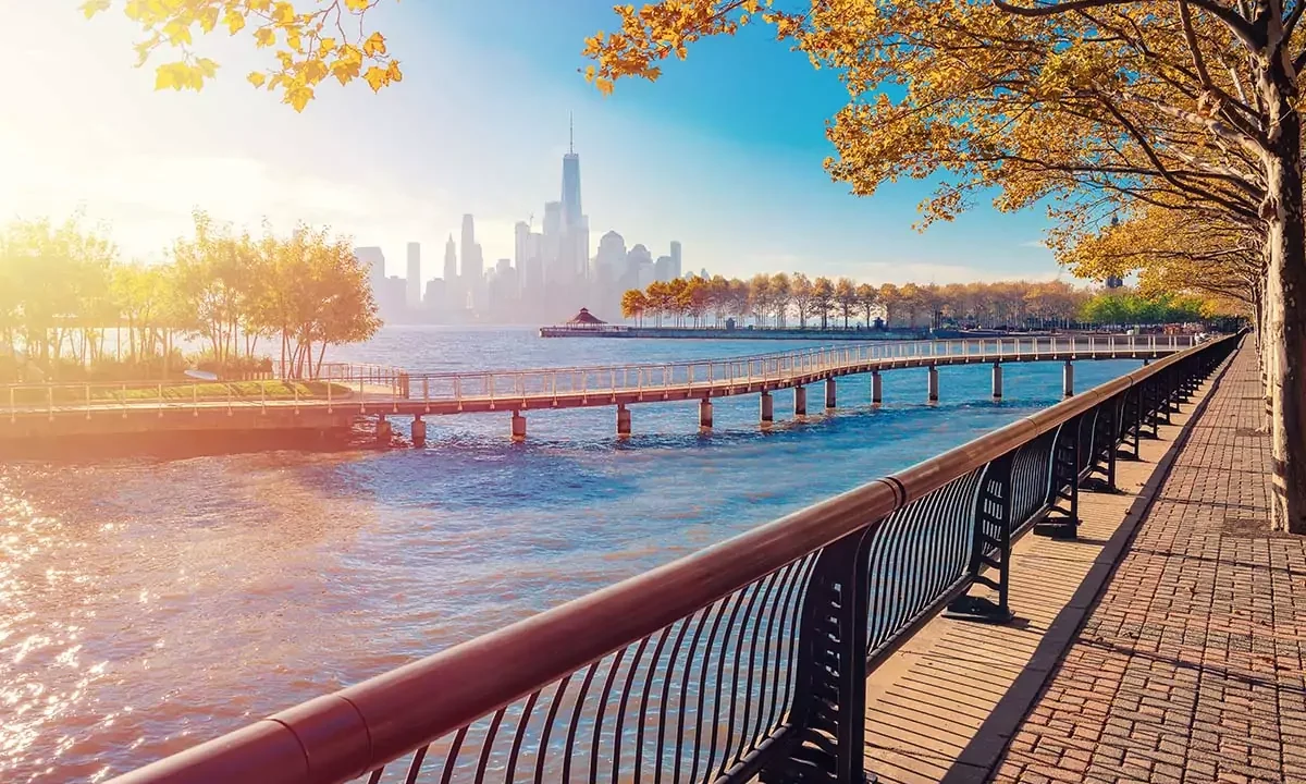 Spanning over 315 scenic miles, the majestic Hudson River flows from high in the Adirondack Mountains down to its mouth in New York City near the Atlantic Ocean.