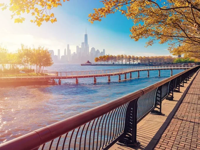 Spanning over 315 scenic miles, the majestic Hudson River flows from high in the Adirondack Mountains down to its mouth in New York City near the Atlantic Ocean.