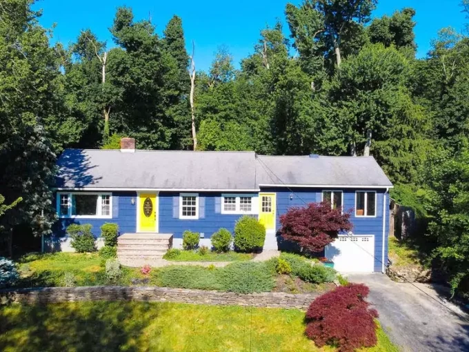 Luxury vacation rental in Fishkill with garden view
